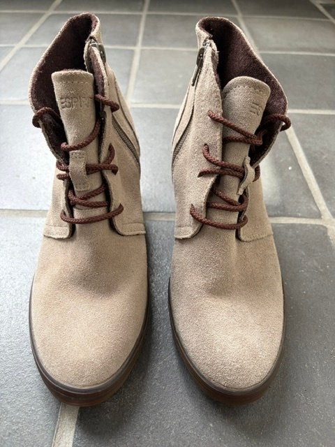 Prachtige Esprit leren schoen met sleehak mt 38, Beige, Lage of Enkellaarzen, Nieuw, Ophalen of Verzenden