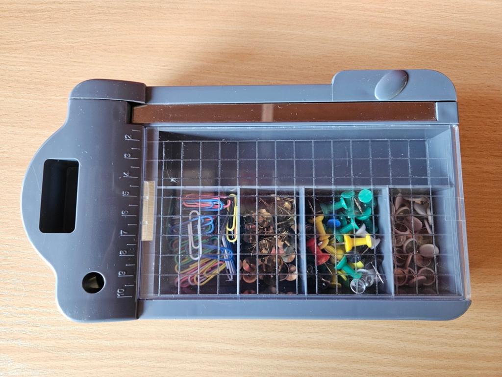 Bak met punaises en paperclips, Diversen, Bureau-accessoires, Ophalen of Verzenden, Gebruikt