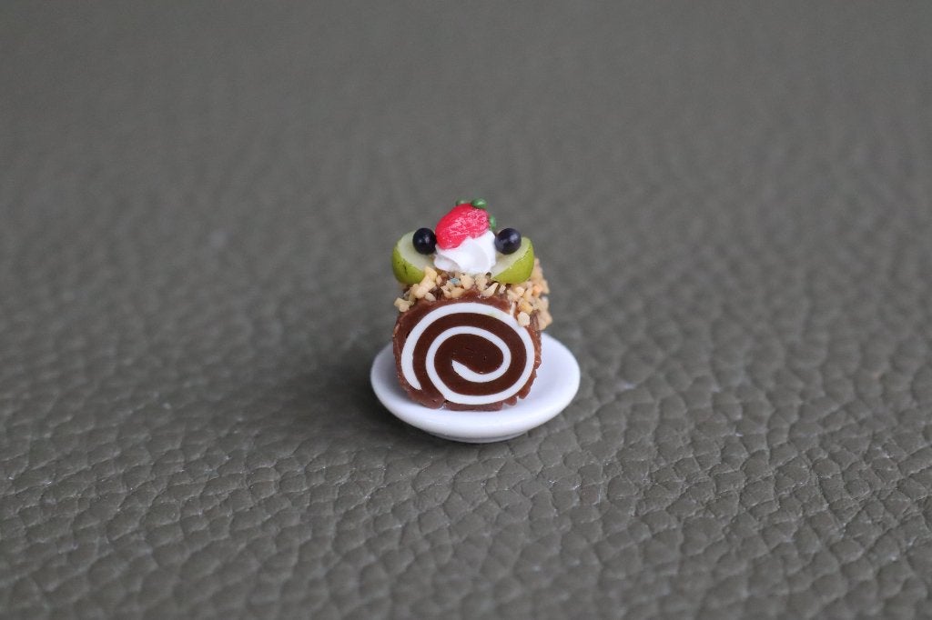 Chocolade en citroenrolcake op porseleinen bord., Ophalen of Verzenden, Nieuw, Gebruiksvoorwerp