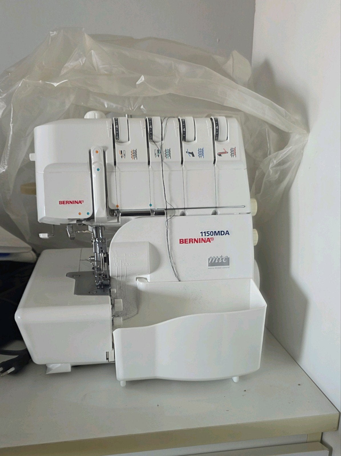 Nieuwstaat Bernina 1150 MDA Lockmachine, Ophalen of Verzenden, Lockmachine, Overige merken
