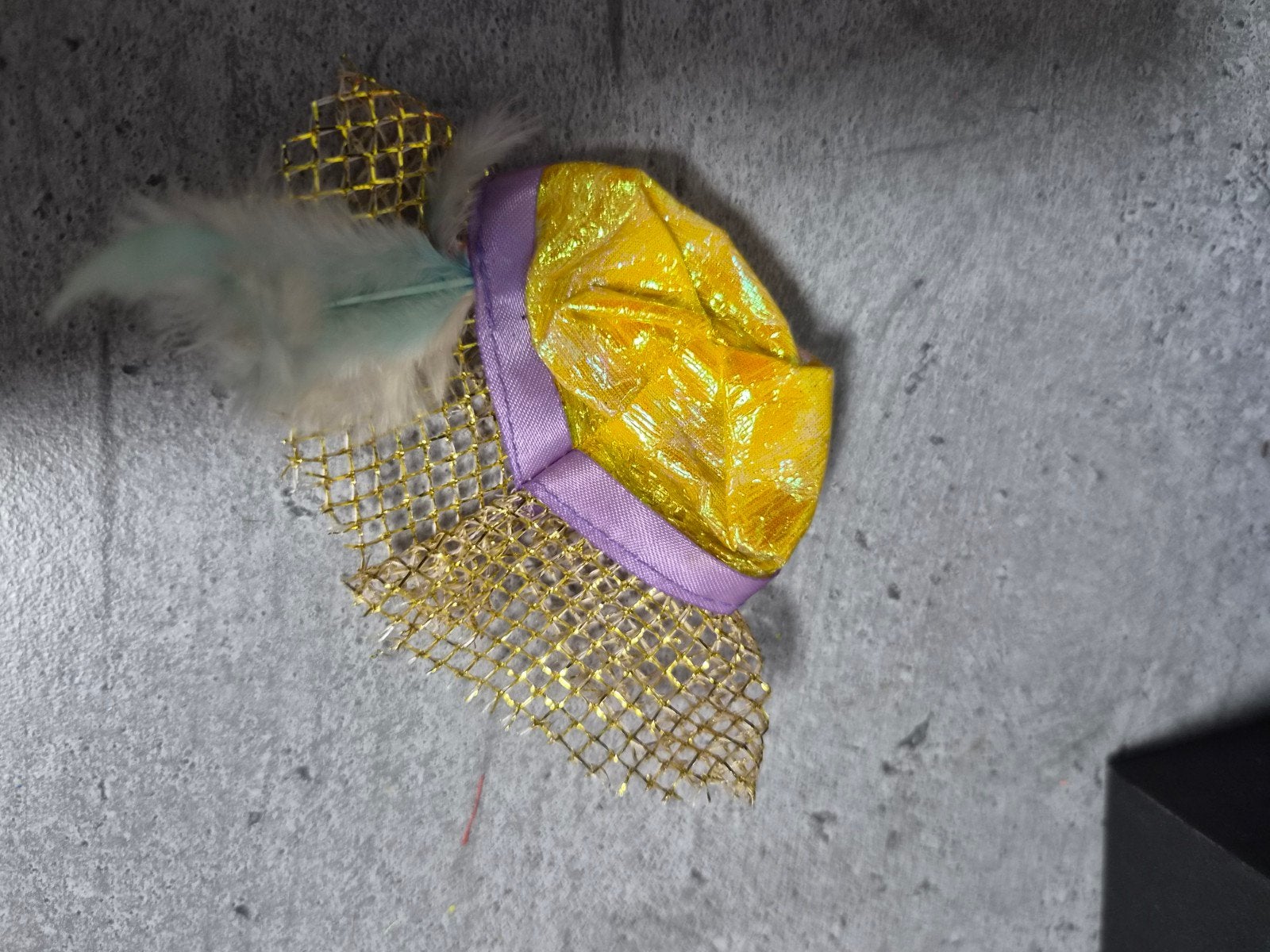 Barbie hoedje met veren en goudkleurig gaas, Ophalen of Verzenden, Gebruikt, Barbie