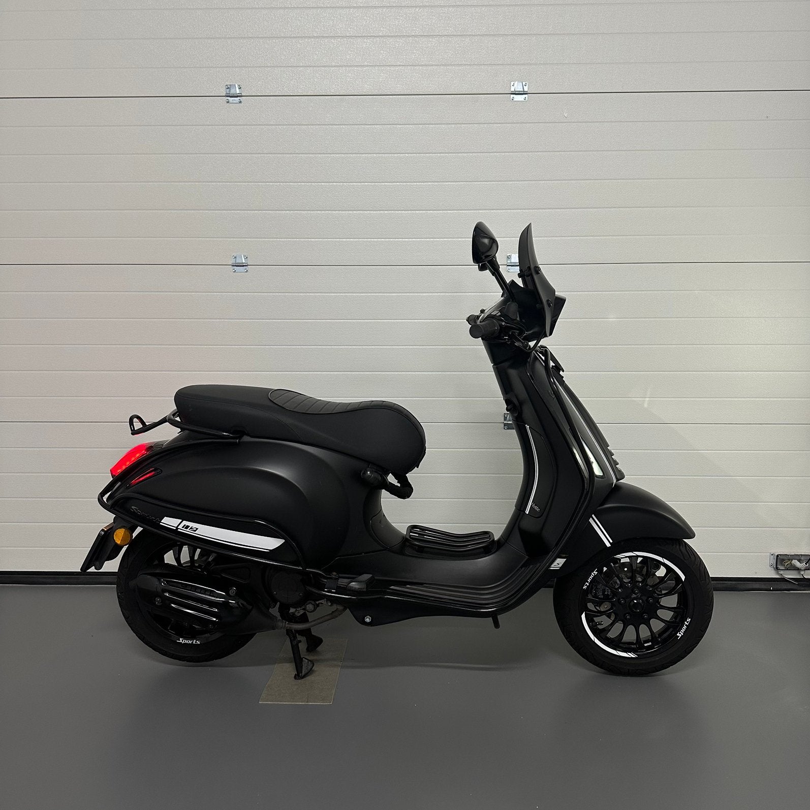 Vespa Sprint Brom 80cc 2020 Mat Zwart Exclusief met garantie, Ophalen, Overige modellen, Maximaal 45 km/u, Zo goed als nieuw