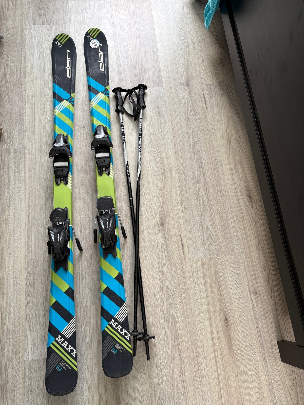 Elan Maxx Ski's 140 cm met Gabel skistokken, Ophalen, 140 tot 160 cm, Gebruikt, Skiën