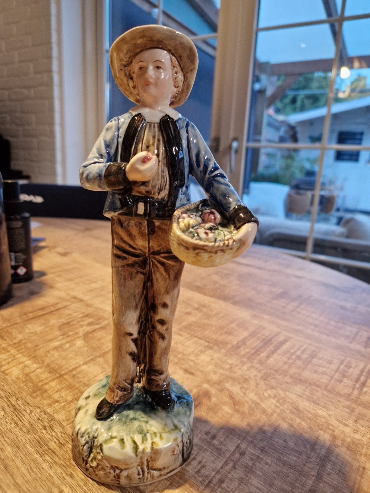 Vintage beeldje jongen met mandje - 27 cm, Ophalen of Verzenden, Gebruikt, Mens