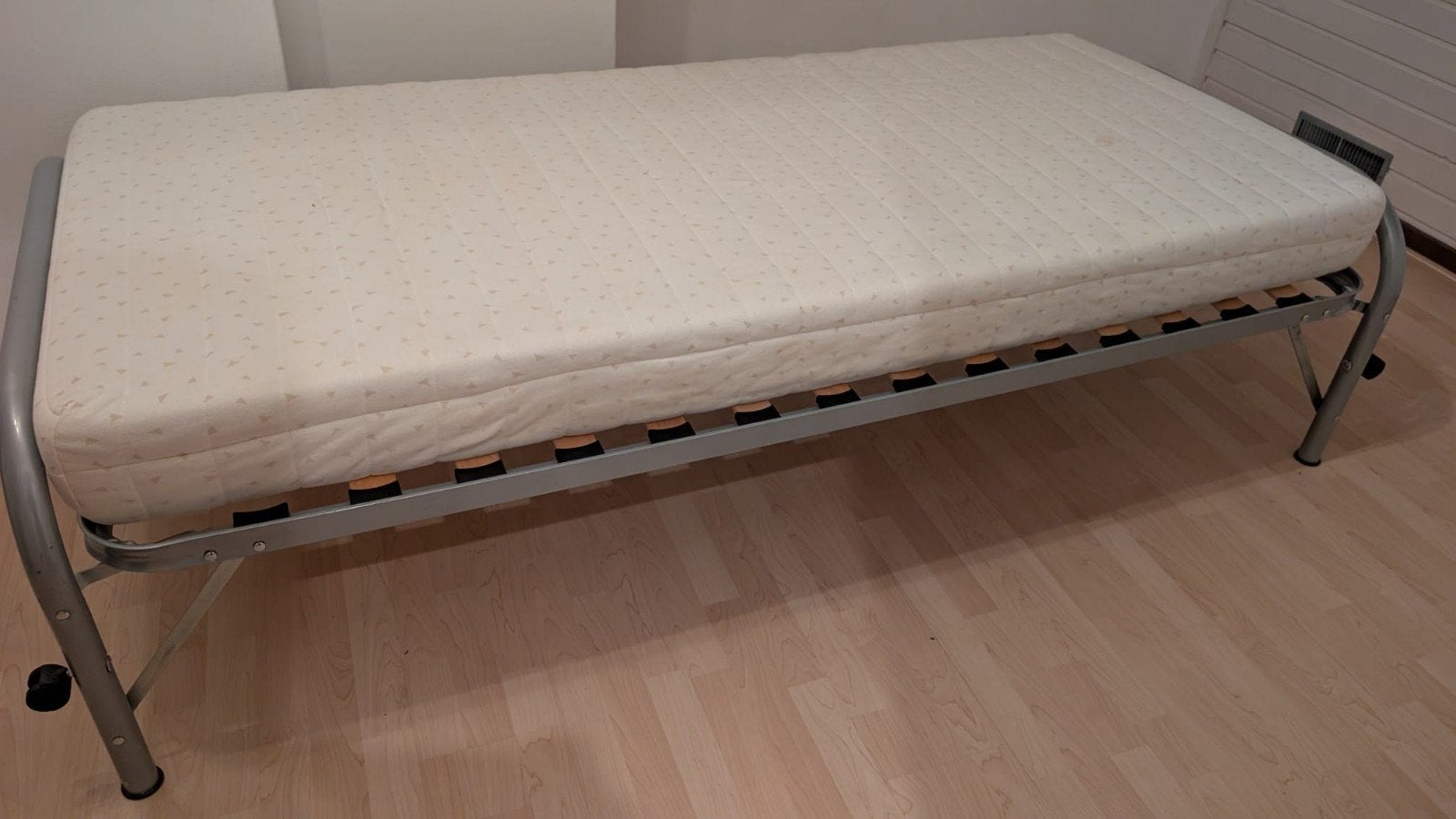 Eenpersoonsbed met lattenbodem en matras, Huis en Inrichting, Ophalen, Zo goed als nieuw, Metaal