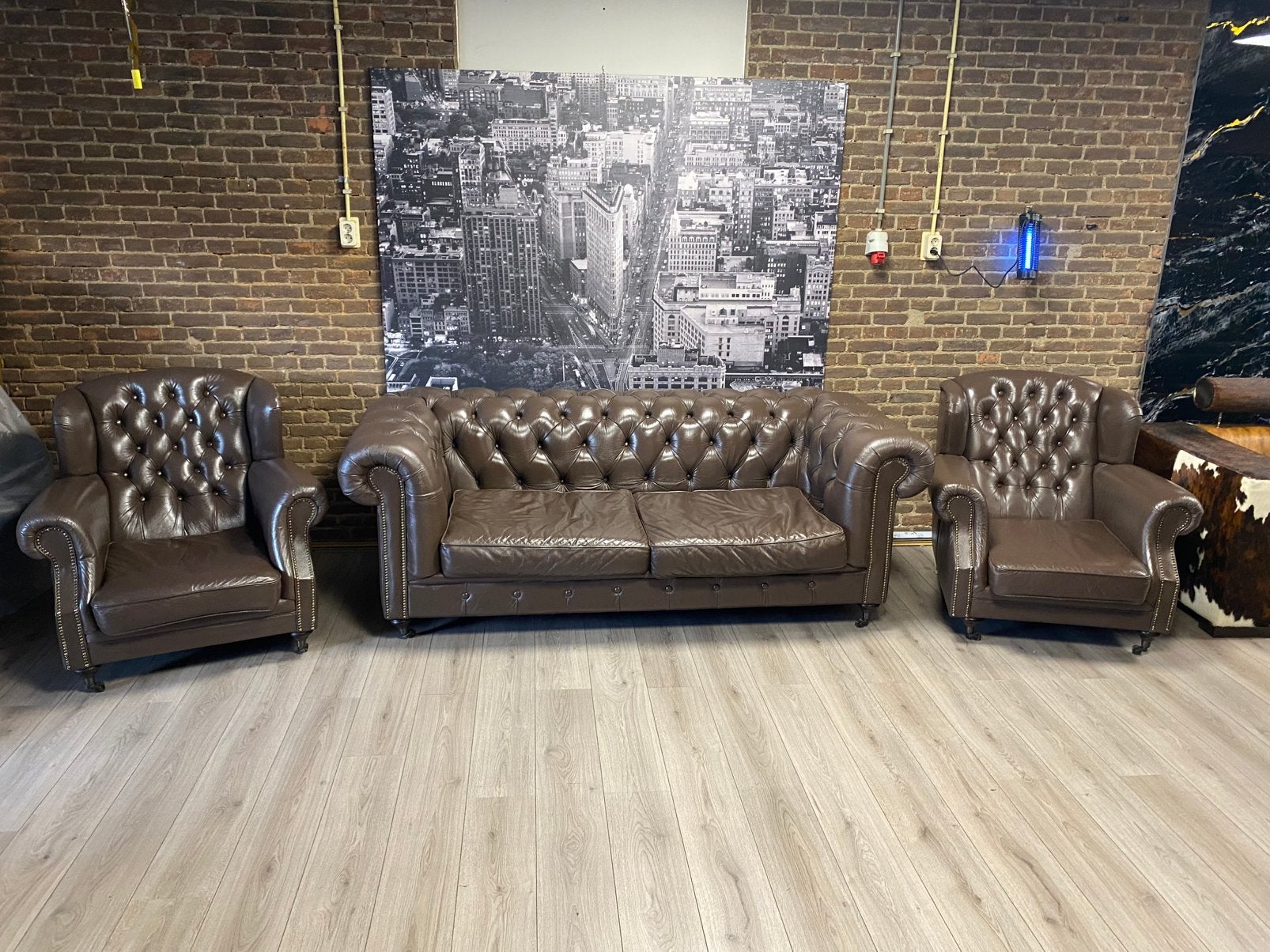 Orginele Engelse Bruin leren Chesterfield 3+1+1 zits !!, Huis en Inrichting, Ophalen, Chesterfield, Hout, Zo goed als nieuw