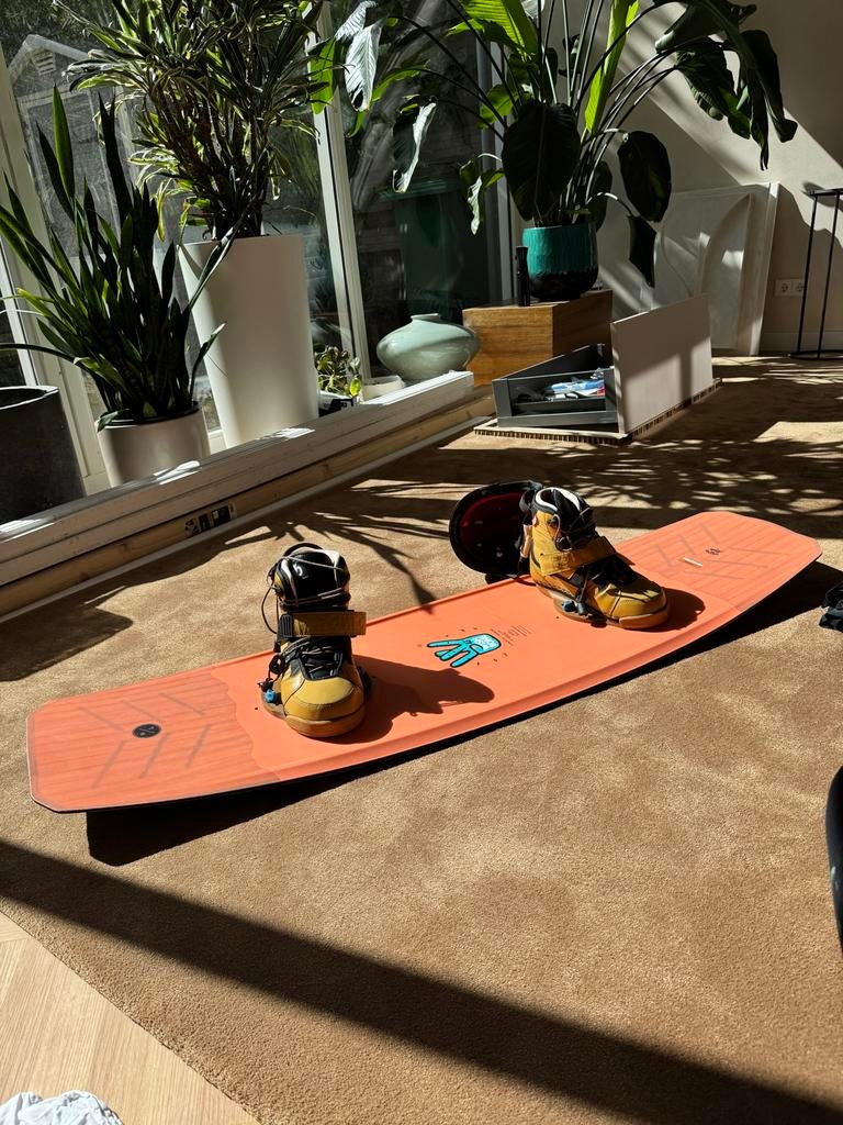 Wakeboard set: Wishbone Hyped Lite board, Follow helm, Dakin, Watersport en Boten, Wakeboarden, Gebruikt, Board en Schoenen, Ophalen of Verzenden