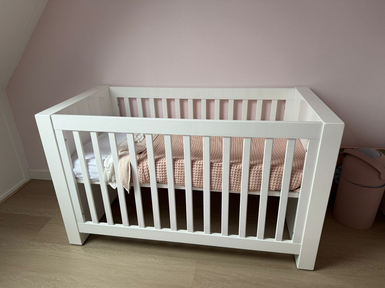 Babybed van Kidsmill Alaska hoogglans wit, Ophalen, Zo goed als nieuw, Jongetje of Meisje