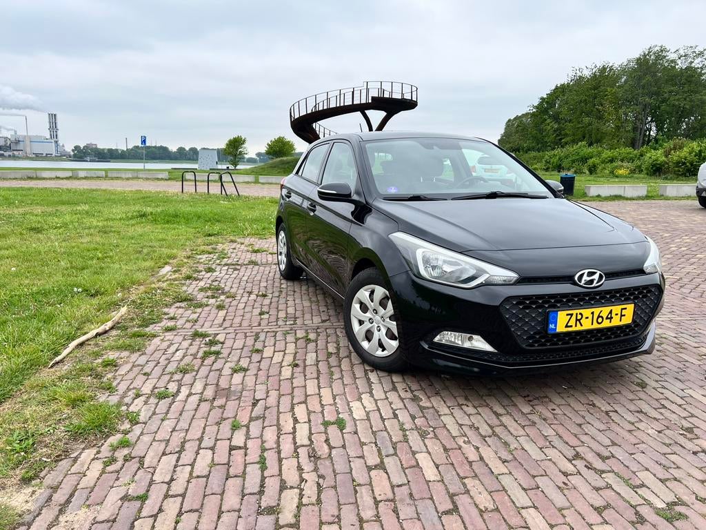 Hyundai i20 1.4 5-DRS 2016 Zwart, Auto's, Hyundai, Voorwielaandrijving, 40 €/maand, 4 cilinders, Zwart
