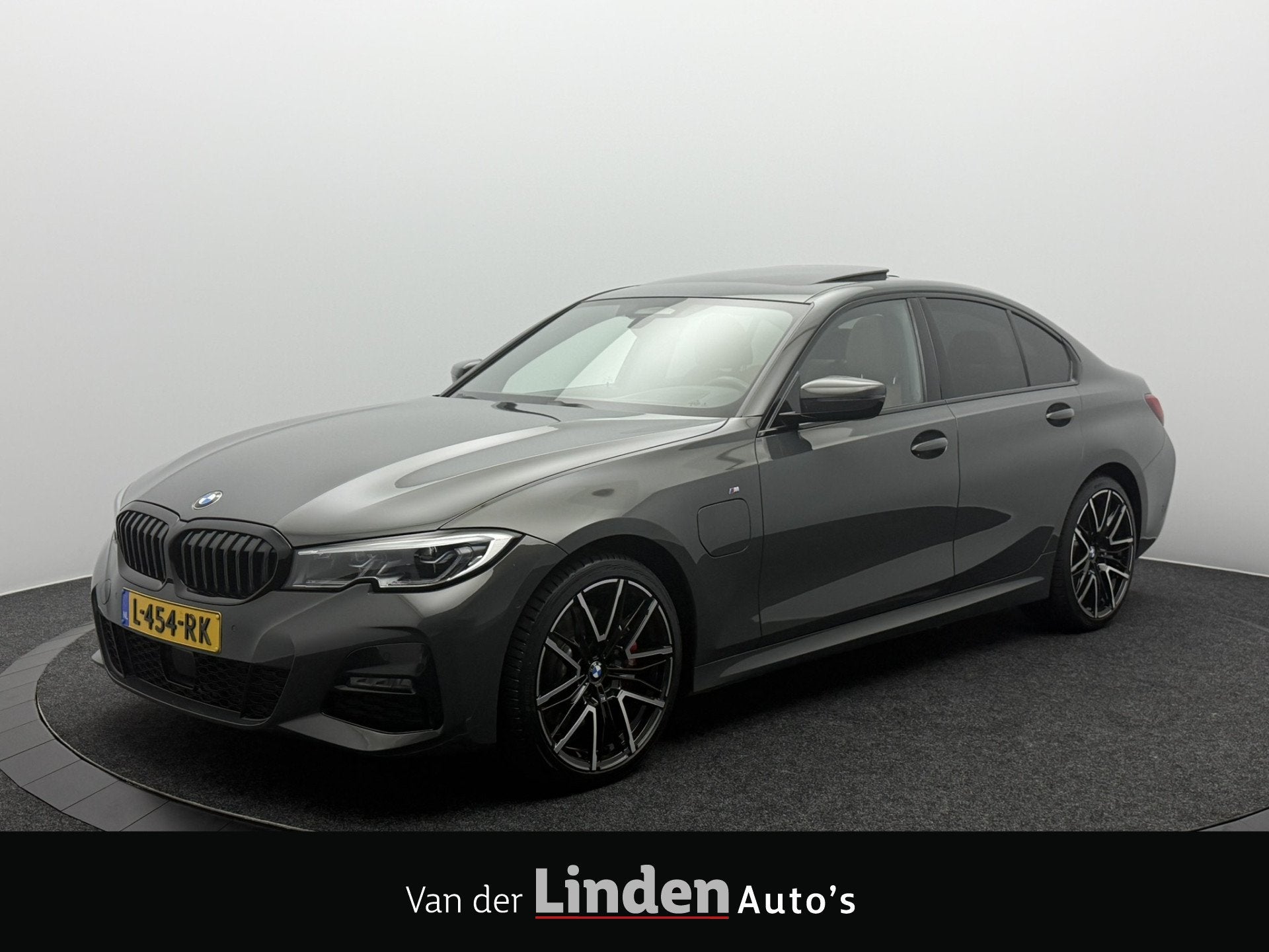 BMW 3-serie 330e M-Sport | 19 Inch | Trekhaak | Schuif-Kante, Achterwielaandrijving, Gebruikt, 4 cilinders, Bedrijf