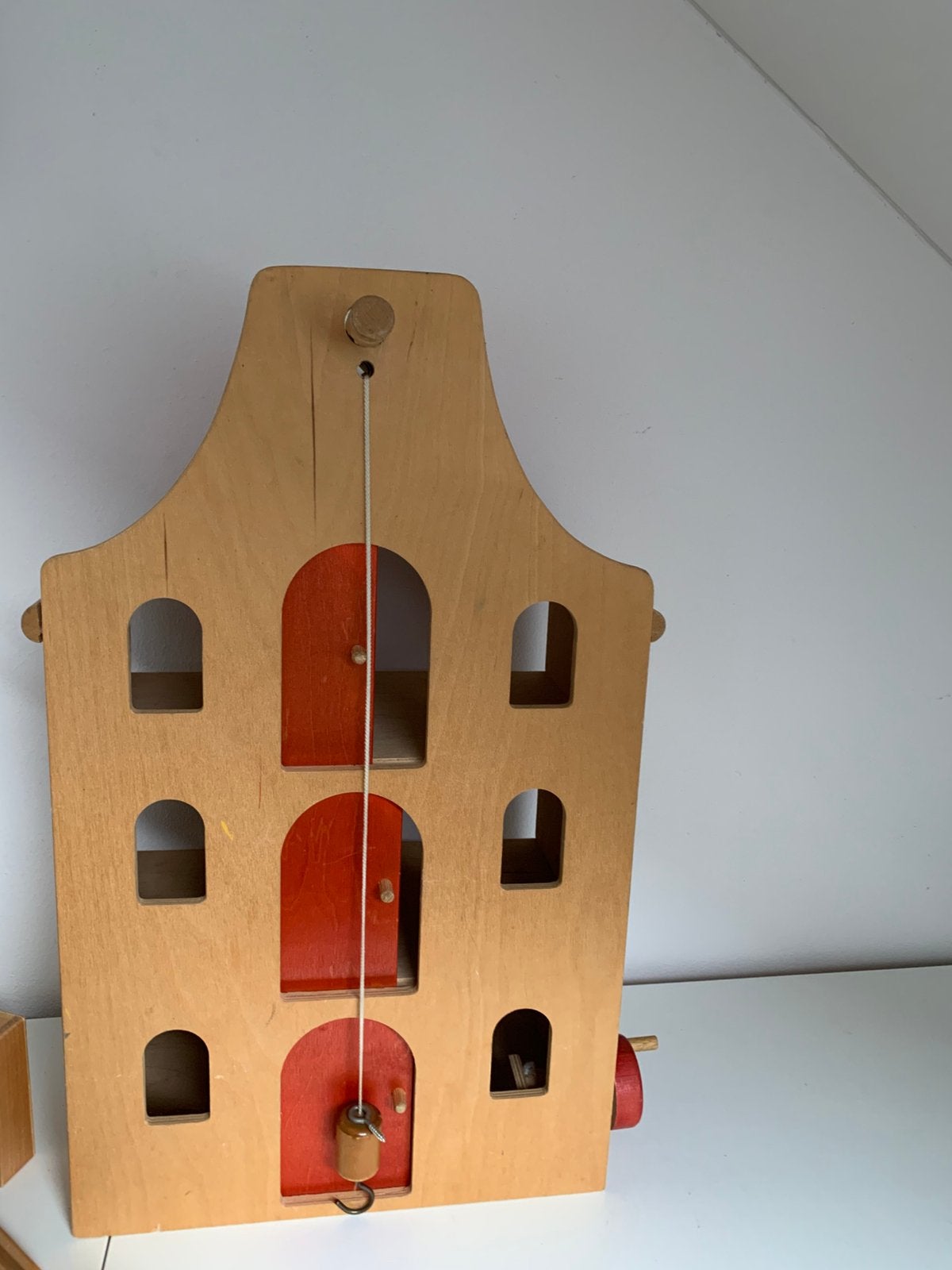 Houten poppenhuis met  meubels 25 euro, Ophalen, Gebruikt, Meubelstuk of Keukentje