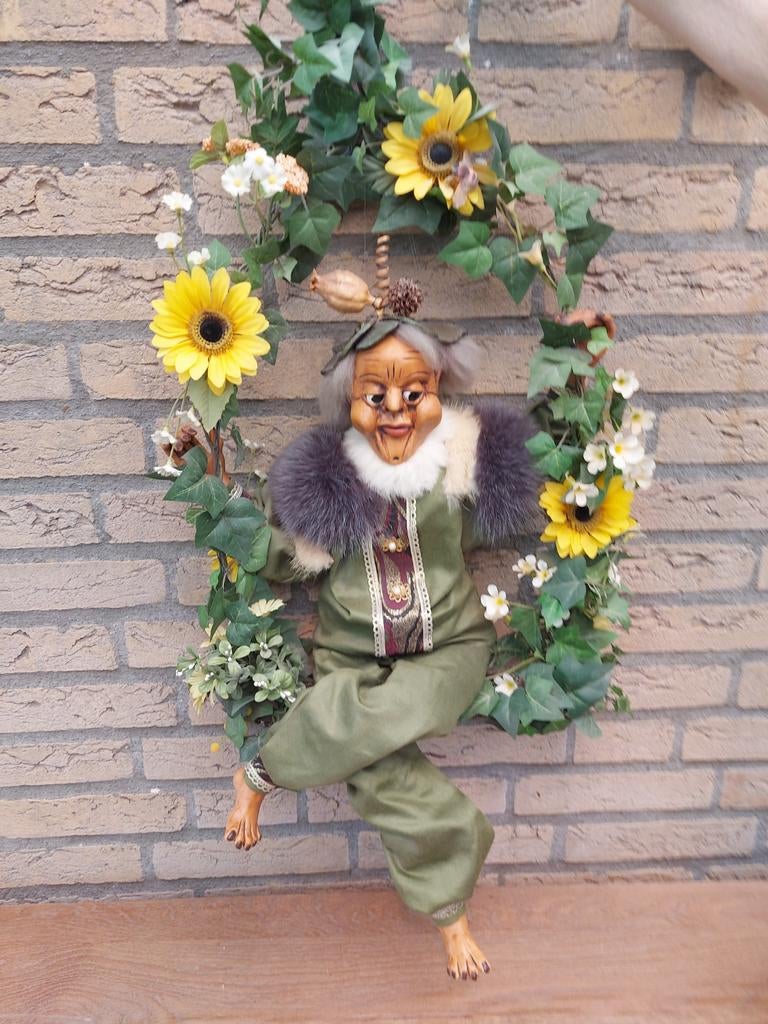 Decoratieve Heks op Schommel met Bloemenkrans, Ophalen, Gebruikt