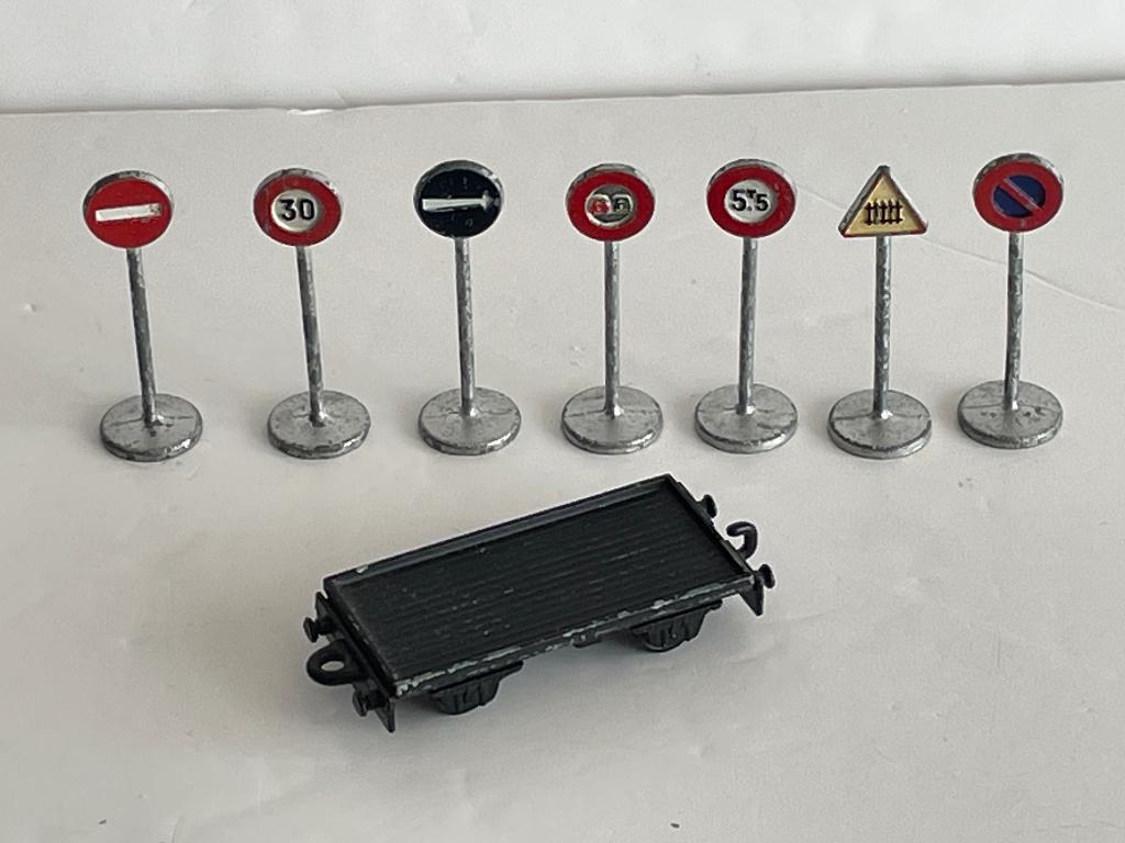 Vintage Dinky Toys verkeersborden en Matchbox Flat Car trein, Ophalen of Verzenden, Gebruikt