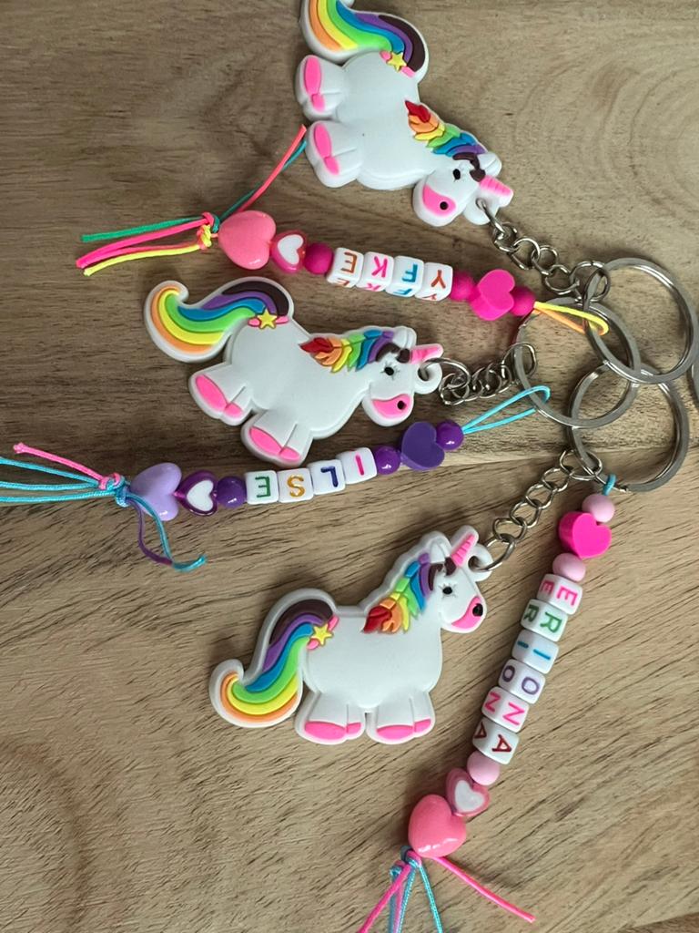 Eenhoorn sleutelhangers met naam en complete traktaties, Ophalen of Verzenden, Nieuw, Feestartikel, Verjaardag