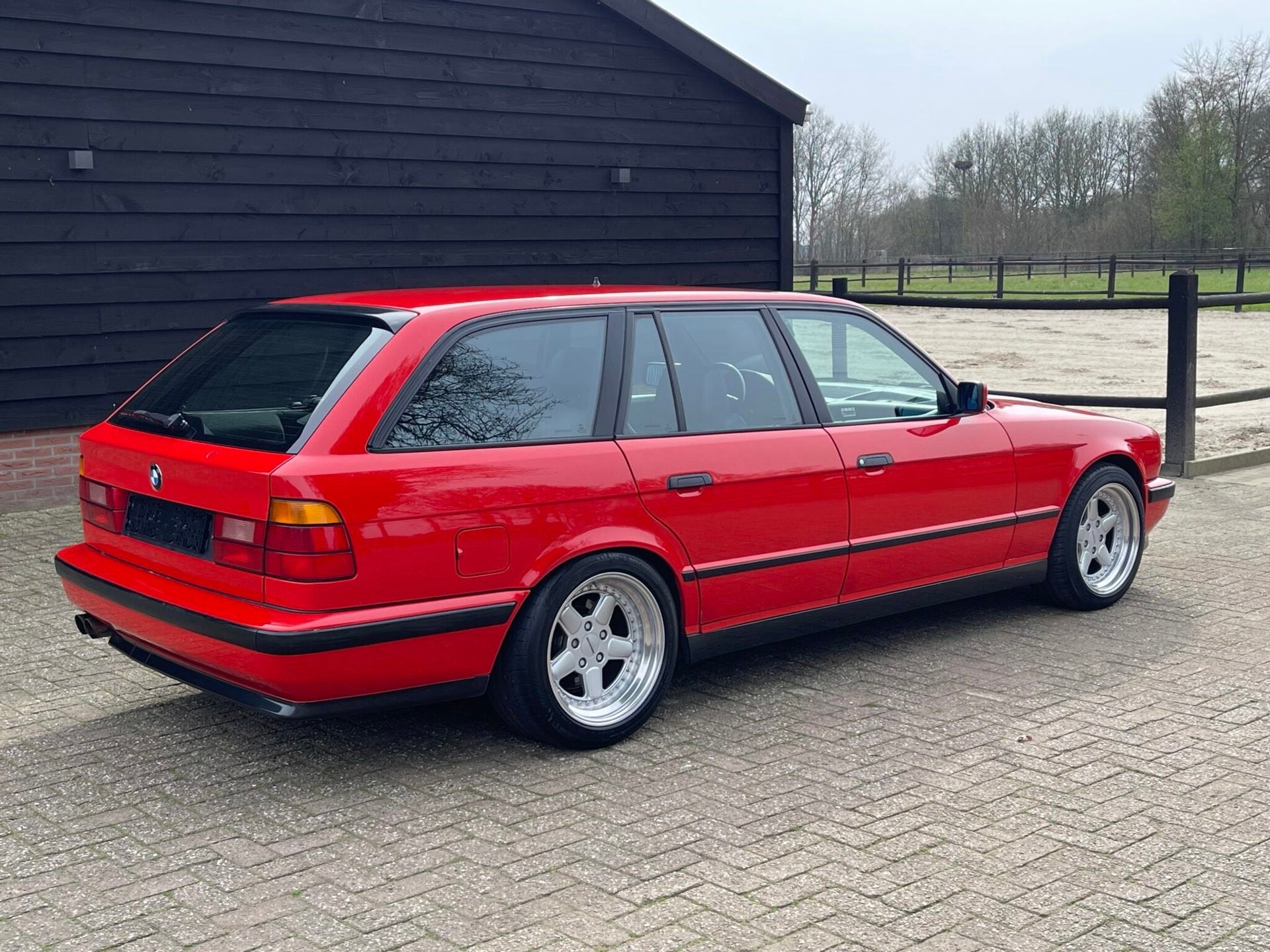BMW M5 Touring E34 Mugello Red, foto 2
