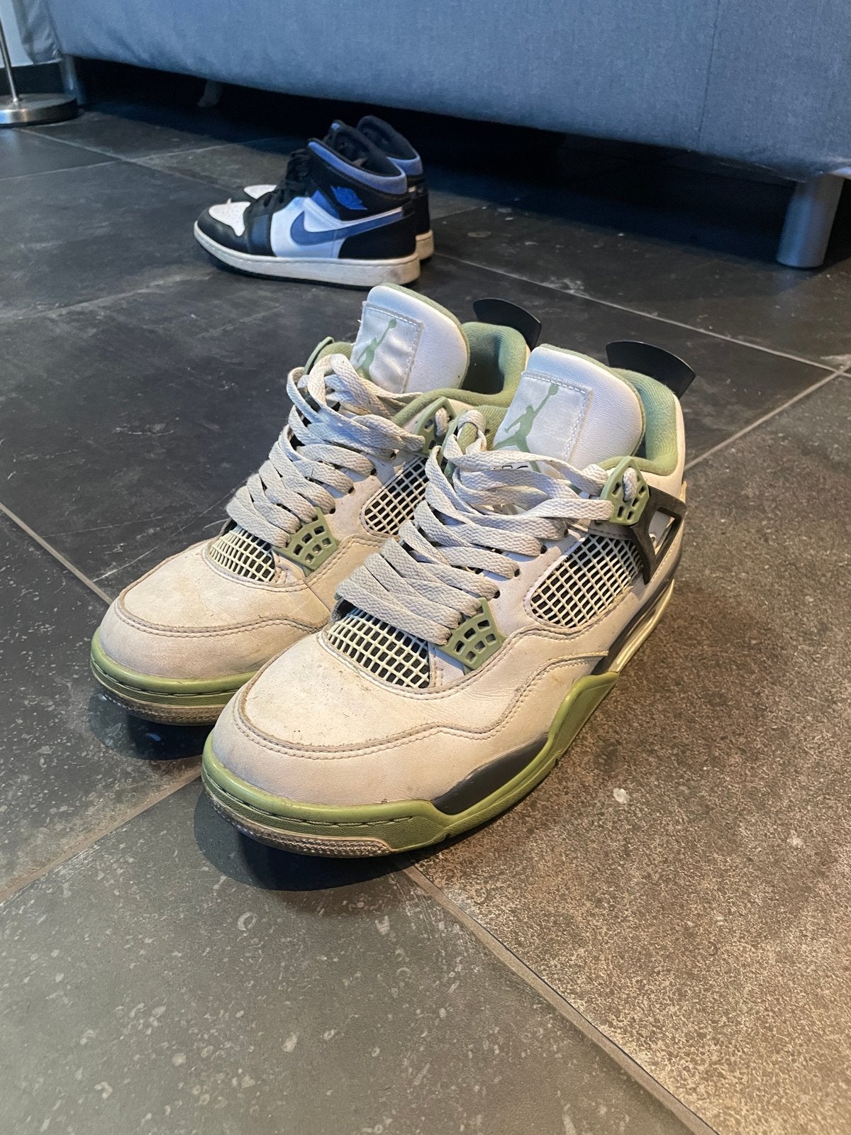 Jordan 4 Retro 'olive green' sneakers, Ophalen of Verzenden, Gedragen, Overige kleuren, Sneakers of Gympen