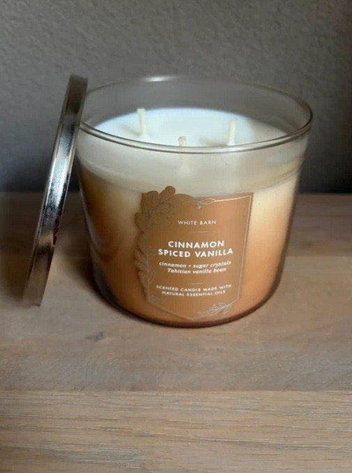 Bath & Body Works Cinnamon Spiced Vanilla kaars, Beige, Nieuw, Ophalen of Verzenden, Glas
