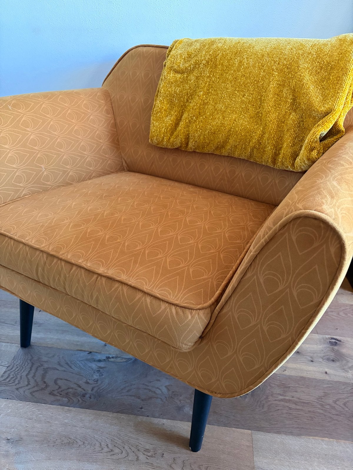 WOOOD Okergele stoel met paisley motief inclusief plaid, Huis en Inrichting, Ophalen, Zo goed als nieuw, Stof, 75 tot 100 cm