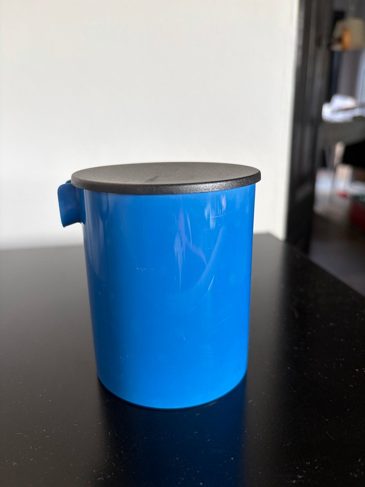 Stelton melkkan - Blauw met zwart deksel, Verzenden, Kunststof, Overige merken, Overige typen