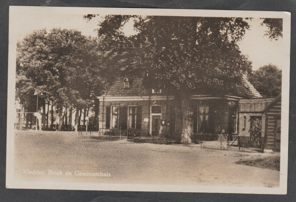 vledder brink en gemeentehuis, Verzamelen, Ansichtkaarten | Nederland, Verzenden, 1940 tot 1960, Gelopen, Groningen
