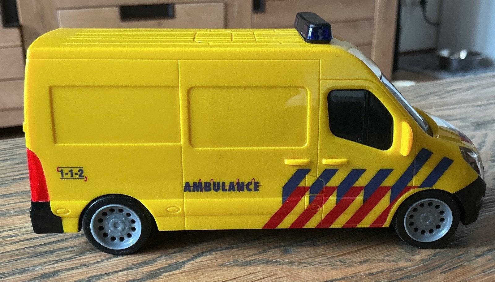 Grote Ambulance Bus 15.5 cm Renault Master, Ophalen, Zo goed als nieuw, Bus of Vrachtwagen