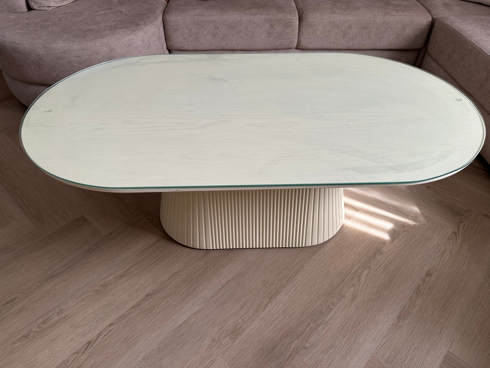 Ovale salontafel met glazen blad en geribbelde voet, Ophalen, 100 tot 150 cm, 50 tot 100 cm, Zo goed als nieuw
