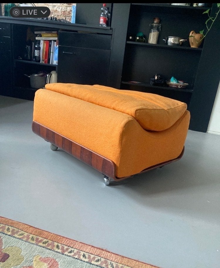 Vintage Oranje Voetenbank/Poef op Wieltjes, Ophalen, Gebruikt, Rechthoekig, 50 tot 75 cm