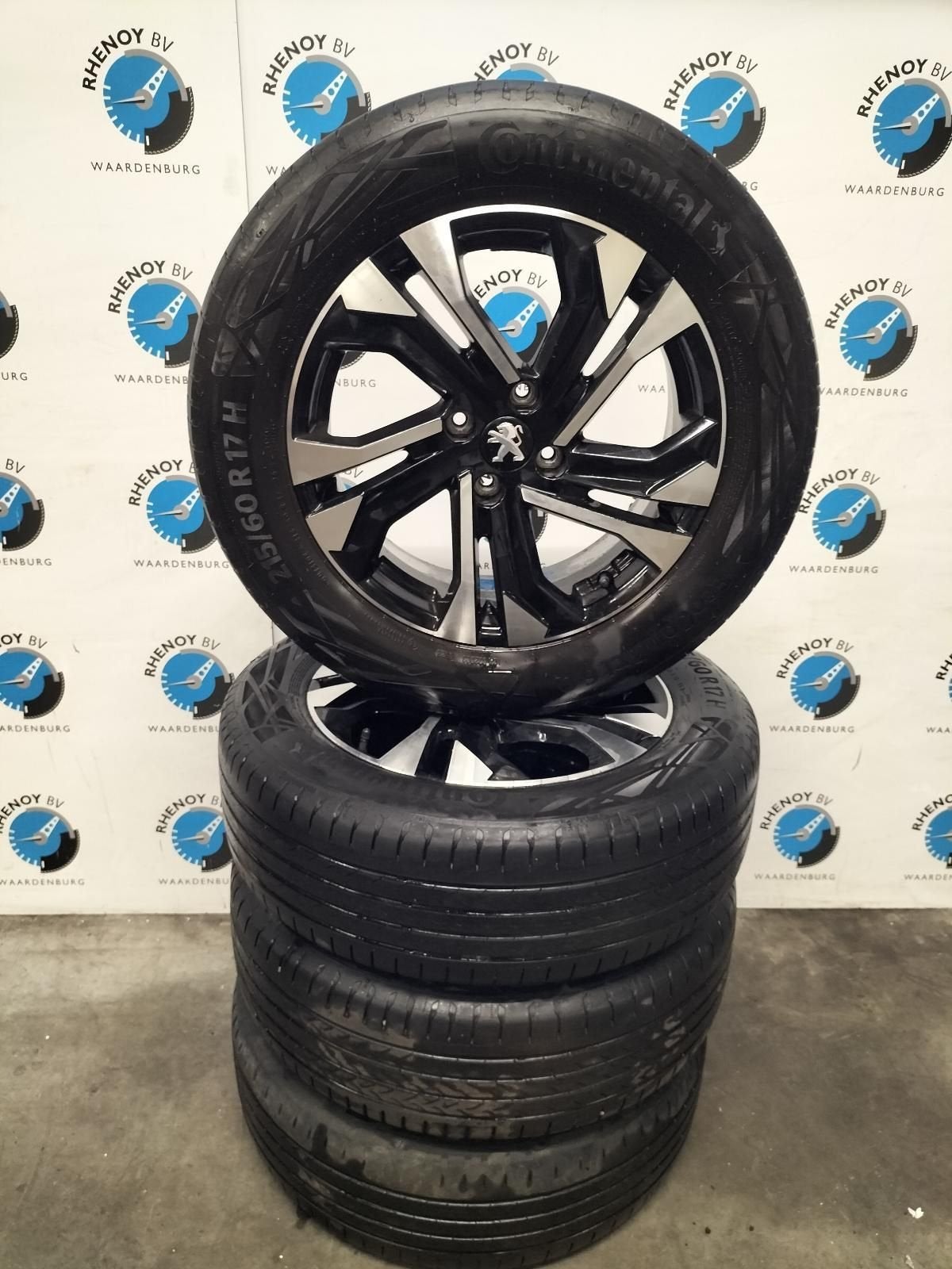 Peugeot 2008 zomerset 2022 215/60 17 Continental + sensoren, -, -, Banden en Velgen, 17 inch