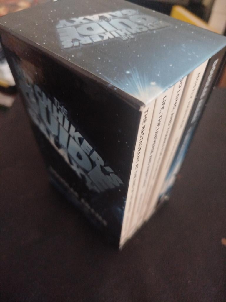 HITCHHIKER'S GUIDE TO THE GALAXY 5 DELIGE POCKET VERSIE, Boeken, Science fiction, Ophalen of Verzenden, Douglas Adams