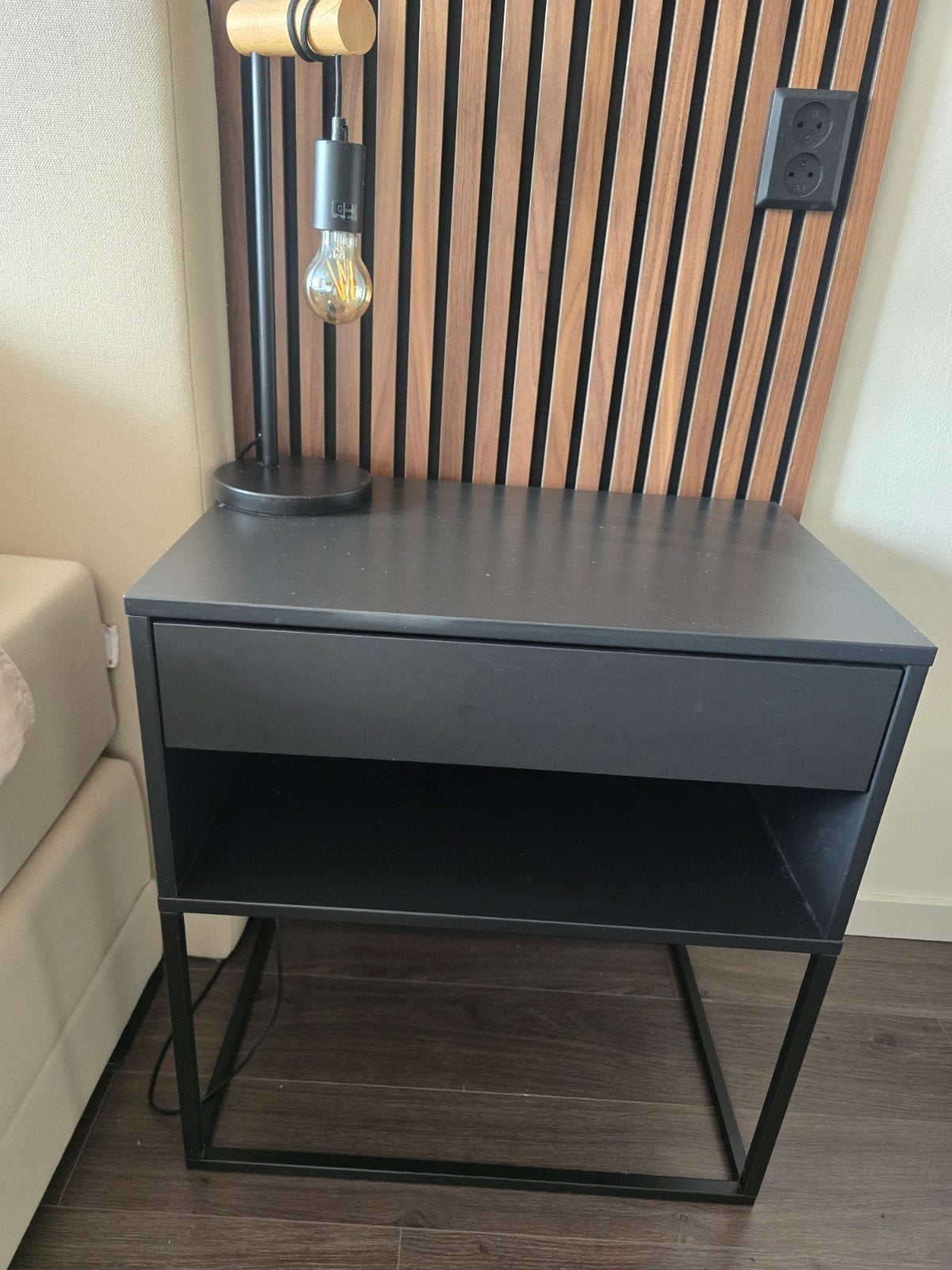 2x IKEA VIKHAMMER nachtkastjes, zwart, 60x39 cm, Huis en Inrichting, Slaapkamer | Nachtkastjes, Ophalen of Verzenden, Minder dan 45 cm