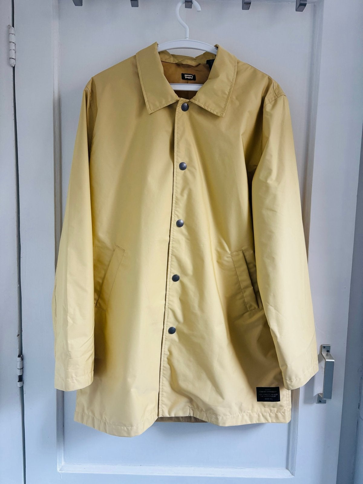 Levi's Coach Jacket - Waterproof regenjas - Zachtgeel - Zgan, Ophalen of Verzenden, Zo goed als nieuw, Maat 48/50 (M), Geel