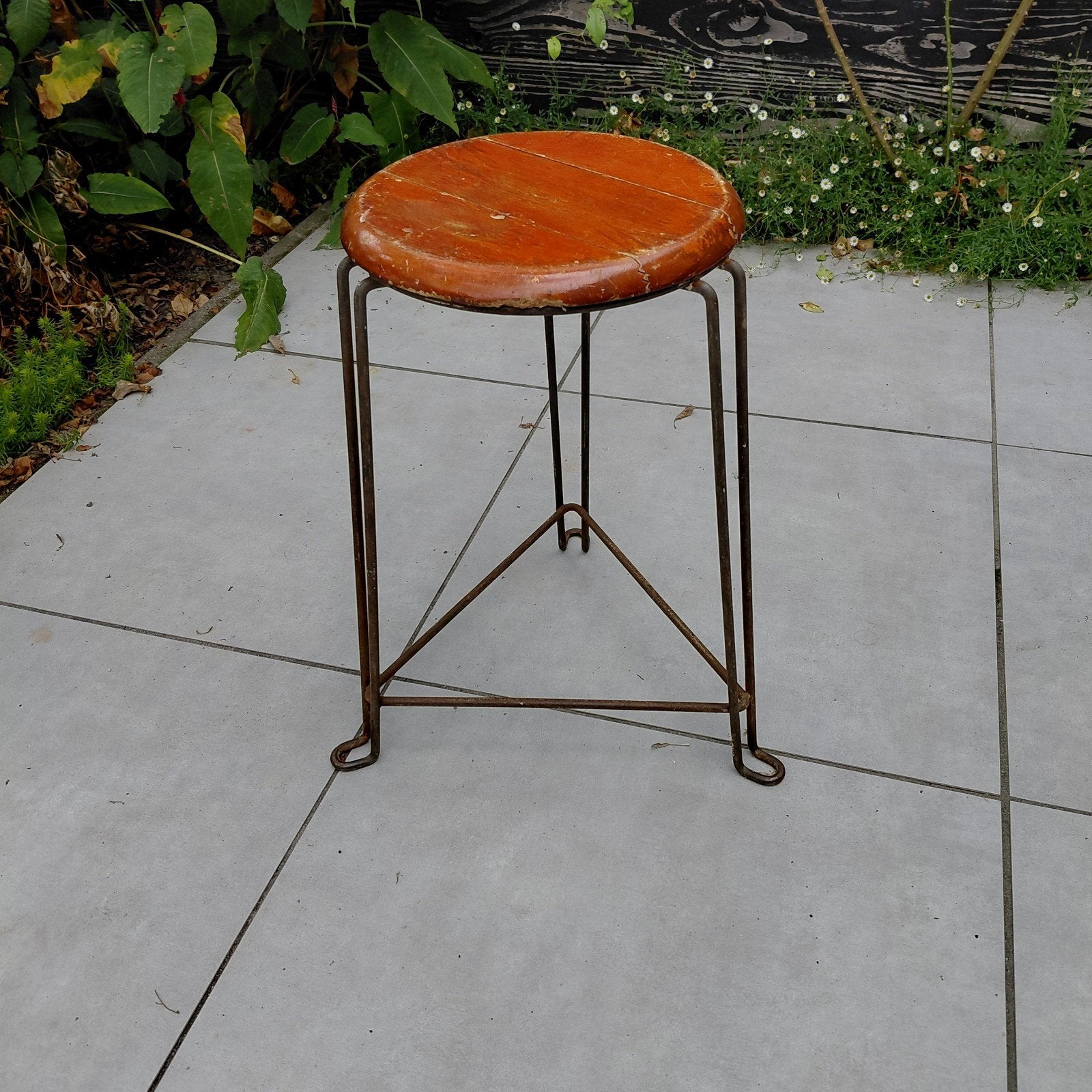 Vintage krukje met houten zitting en ijzeren onderstel, Huis en Inrichting, Krukjes, Ophalen, Gebruikt, IJzer