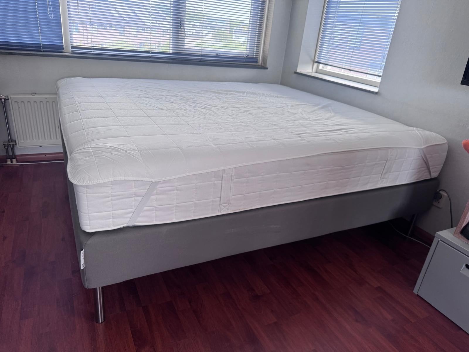 Boxspring + topper, Huis en Inrichting, Slaapkamer | Boxsprings, Zo goed als nieuw, 180 cm, 200 cm, Tweepersoons, Grijs, Ophalen