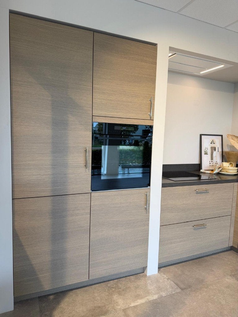 SHOWROOMKEUKEN | Hoekkeuken met luxe apparatuur, Ophalen, Zo goed als nieuw, Composiet, Hoekkeuken