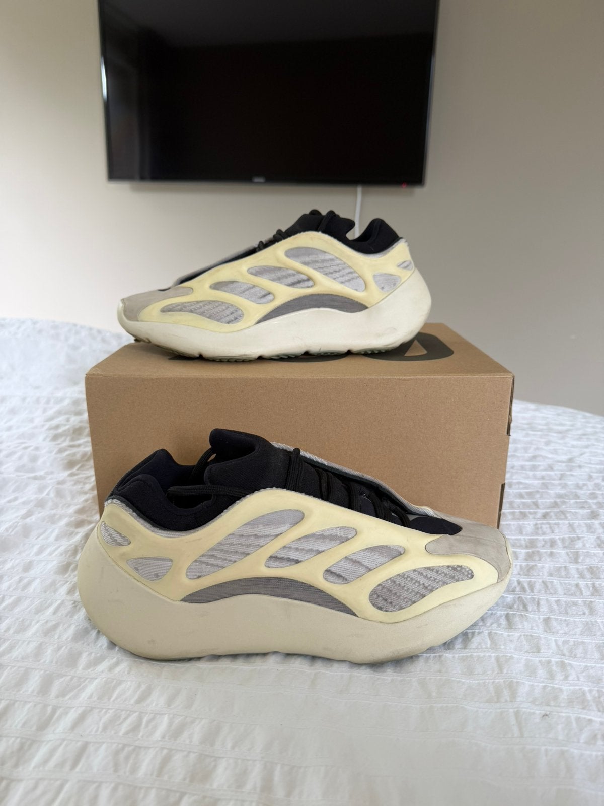Yeezy 700 v3 Azael, Ophalen of Verzenden, Gedragen, Beige, Sneakers of Gympen