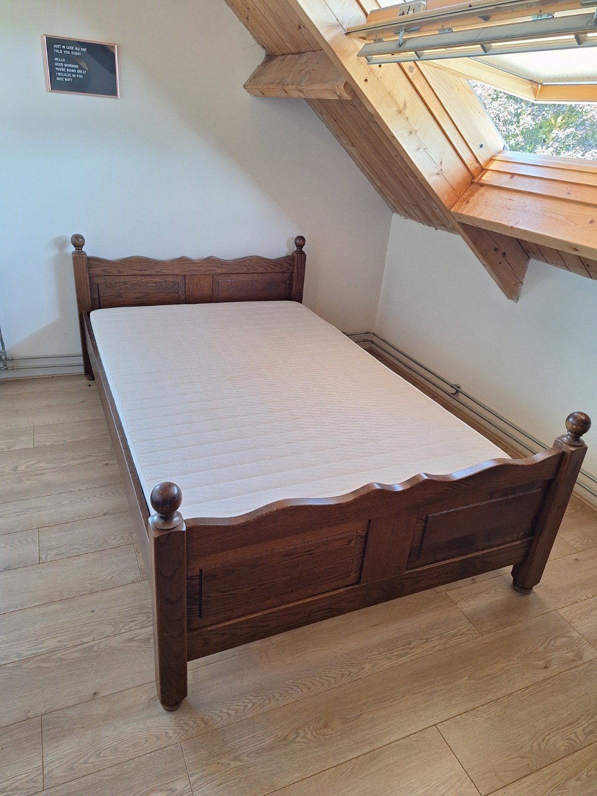 Massief houten twijfelaarbed met lattenbodem, Huis en Inrichting, Ophalen, Gebruikt, Bruin, Klassiek