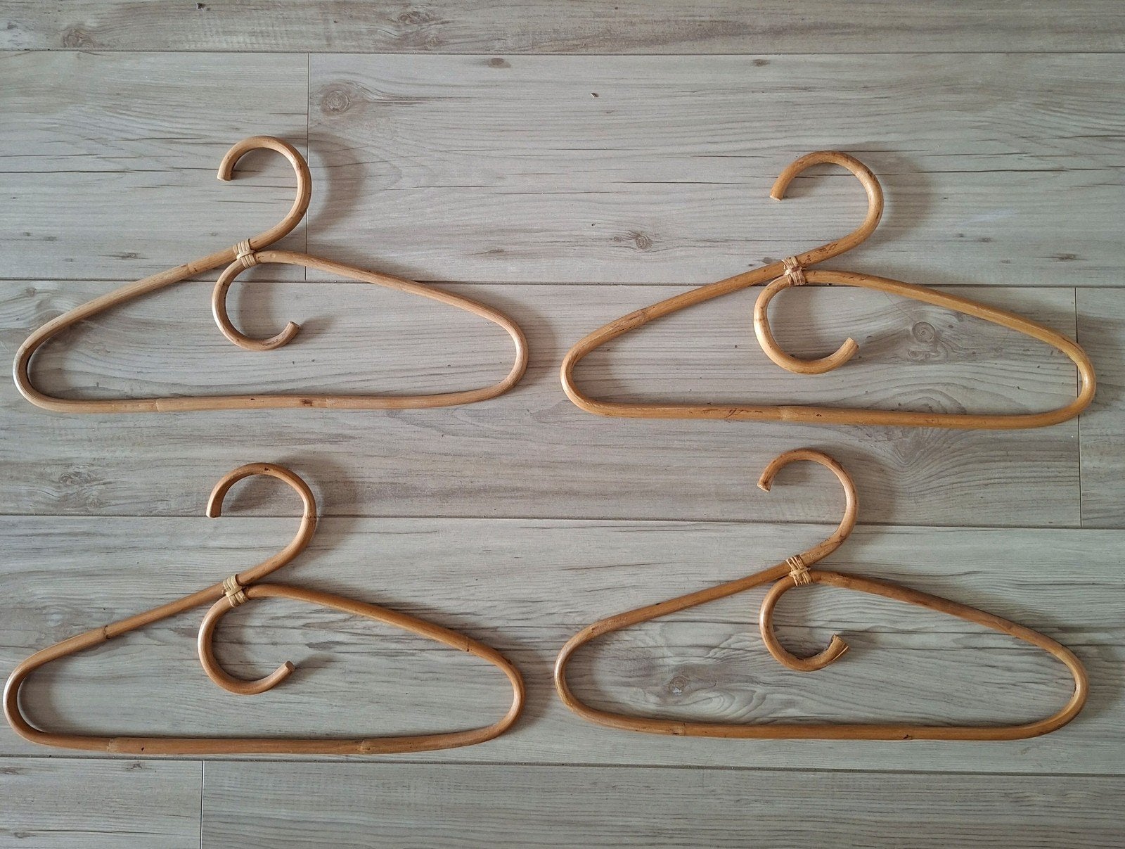 Set van 4 bamboe rotan kleerhangers, Ophalen of Verzenden, Gebruikt, Overige materialen, Volwassenen