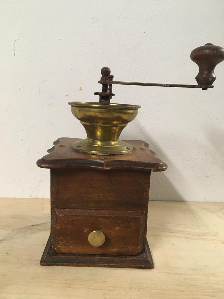 Oude koffiemolen van hout en messing, Verzenden