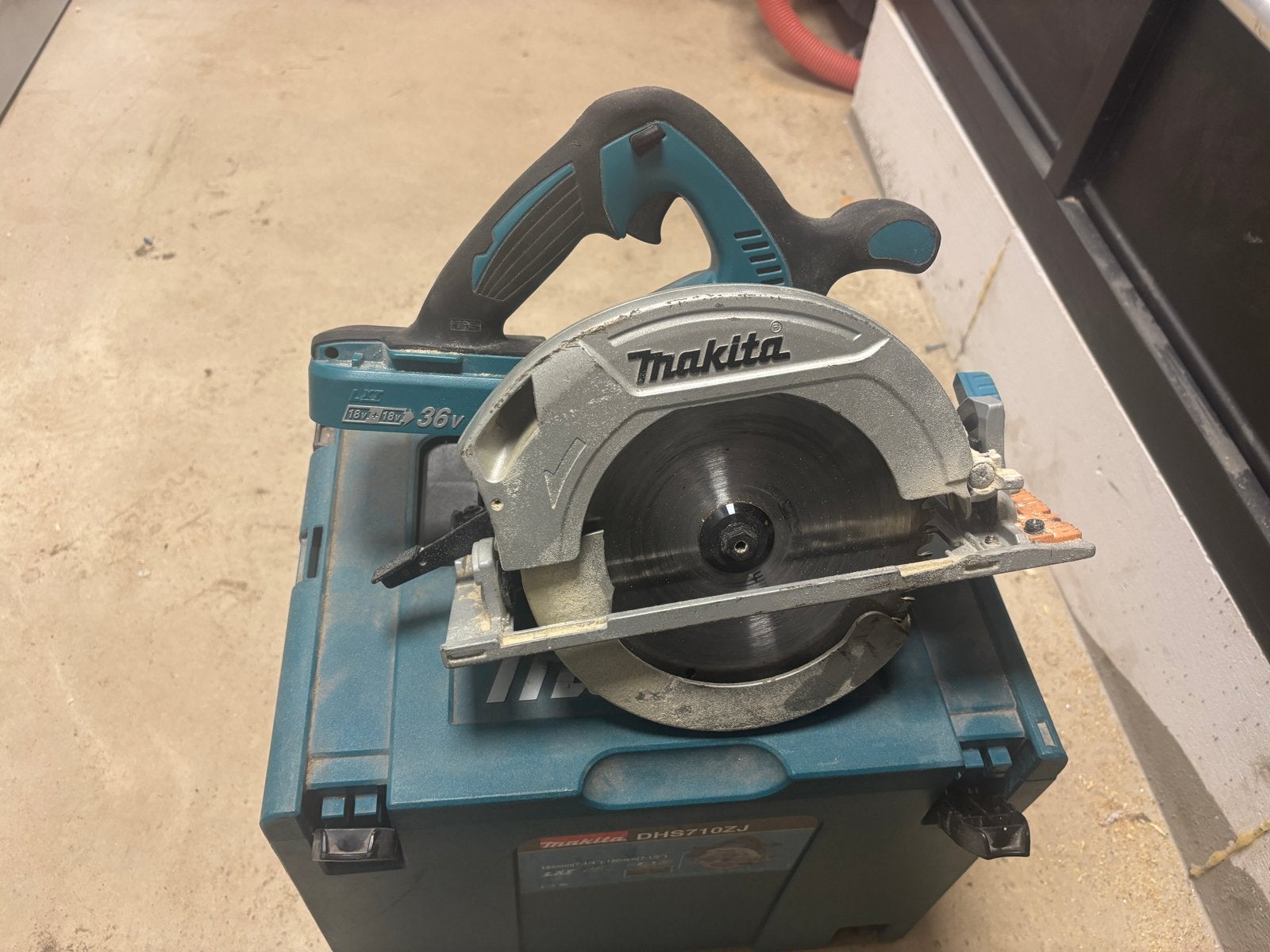 Makita DHS710 Accu Cirkelzaag 190mm, Gebruikt, Cirkelzaag, 70 mm of meer, Ophalen of Verzenden
