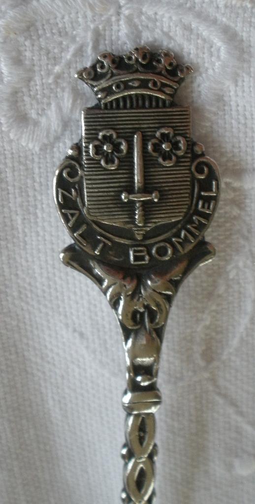 Oud lepeltje Zaltbommel met bewerkte bak / St. Maarten (O-BL, Ophalen of Verzenden