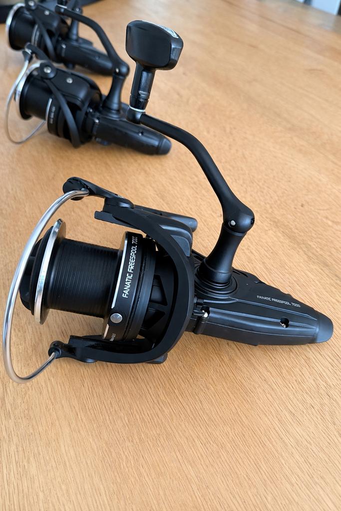 Topdeal: 3 karpermolens Ultimate Fanatic Freespool 7000, Watersport en Boten, Ophalen of Verzenden, Zo goed als nieuw, Molen