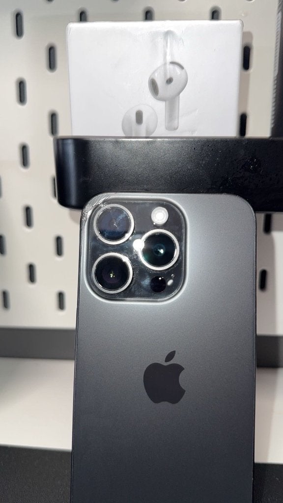 iPhone 15 pro met beschadigd scherm en achterkant, Telecommunicatie, Zwart, Ophalen of Verzenden, 82 %, Zonder simlock