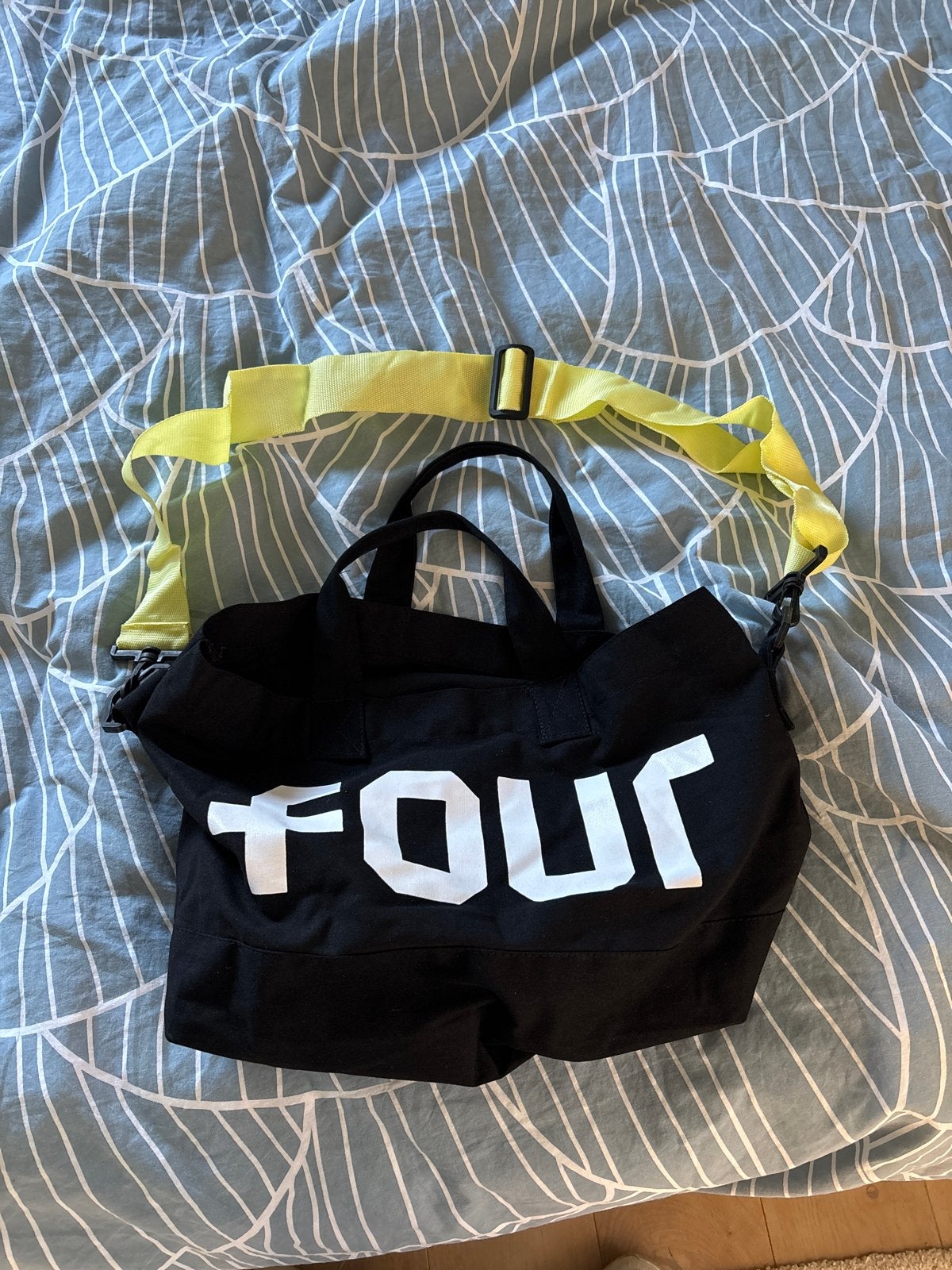 Zwarte FOUR tas met gele schouderband, Ophalen of Verzenden, Zo goed als nieuw, Zwart, Overige typen
