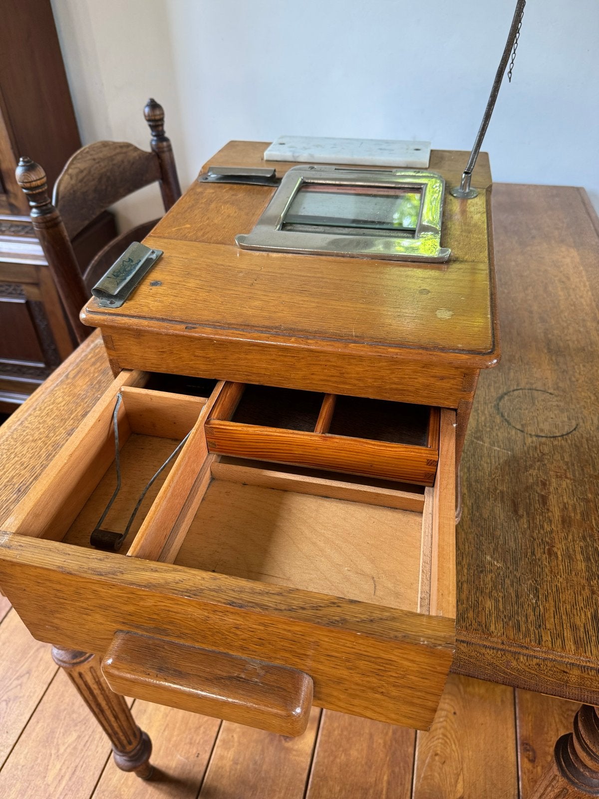 Antieke houten kassa met lade, Ophalen