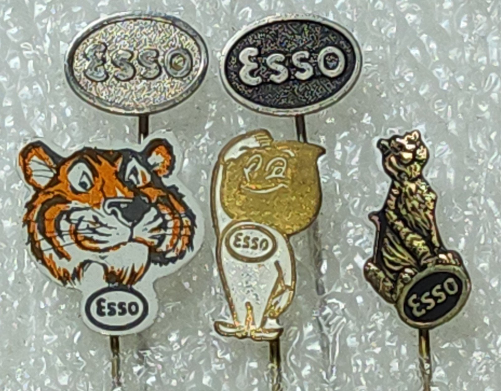 5 Vintage Esso Speldjes - Tijger en Logo's, Verzamelen, Ophalen of Verzenden, Gebruikt, Merk, Speldje of Pin