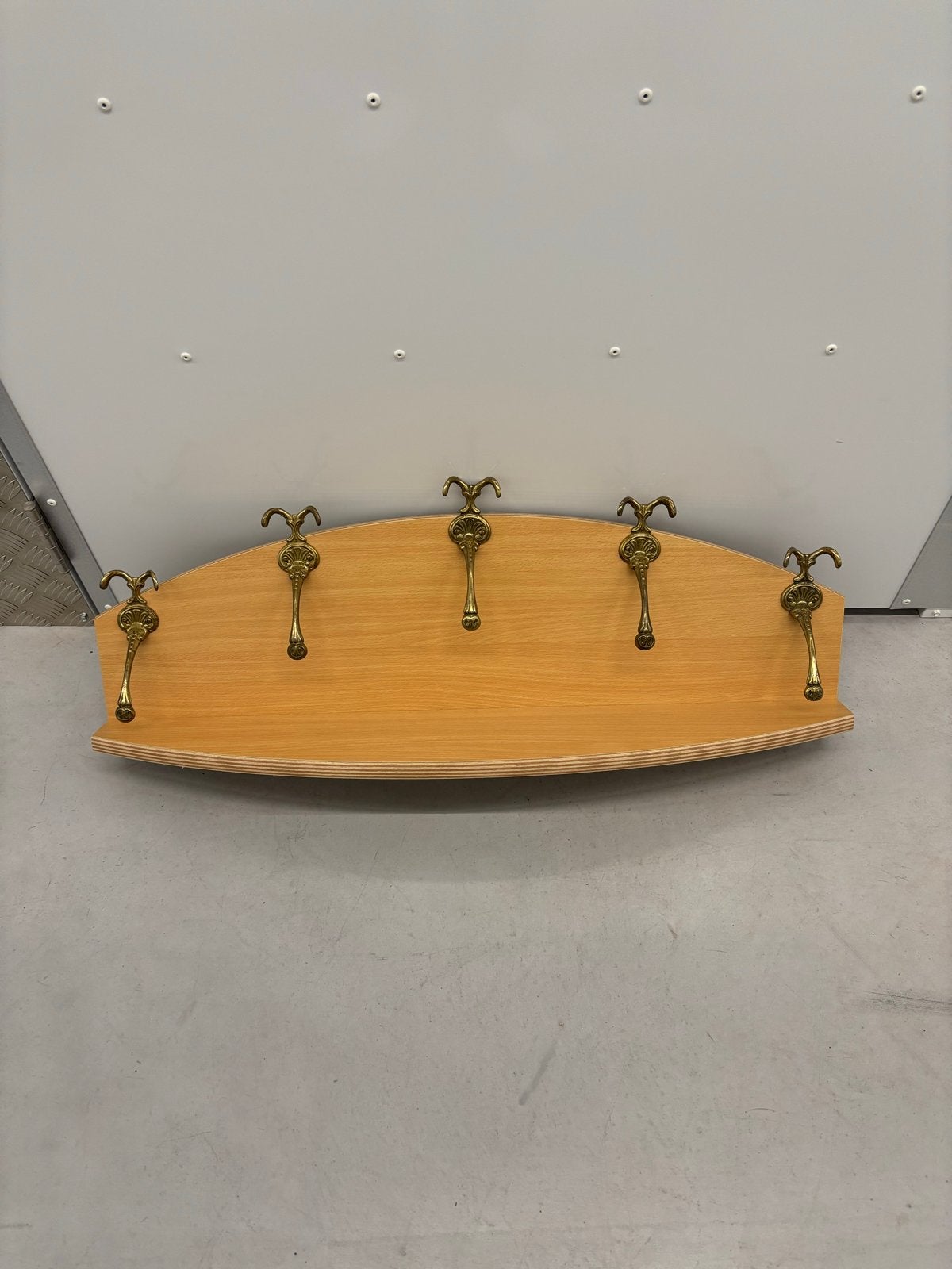 Houten wandkapstok met messing haken, Huis en Inrichting, Woonaccessoires | Kapstokken, Gebruikt, Minder dan 100 cm, Hout, Ophalen
