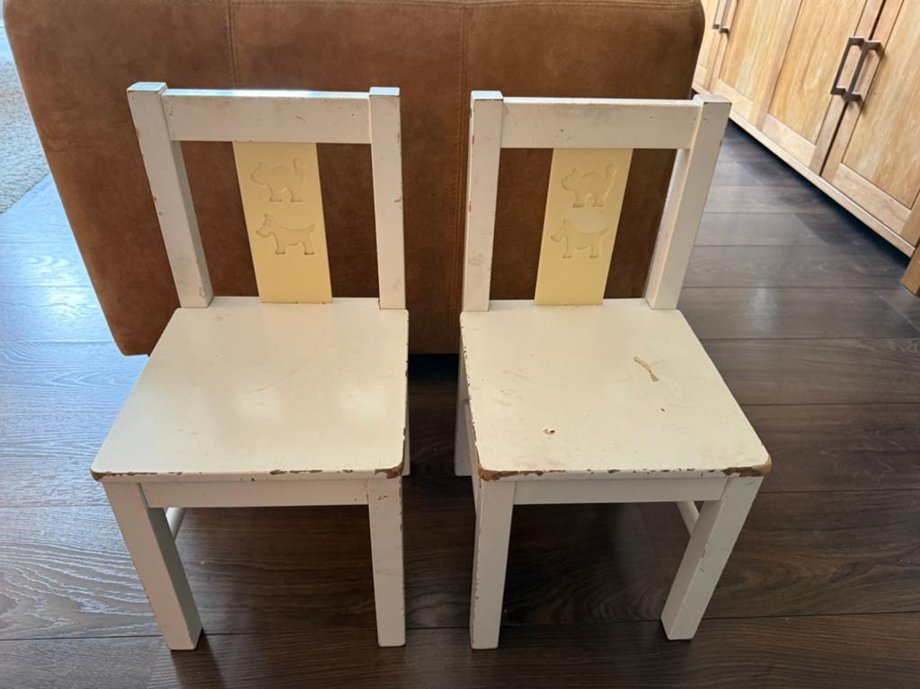 Gratis ophalen. 2 kinderstoeltjes van de Ikea, Kinderen en Baby's, Kinderkamer | Tafels en Stoelen, Ophalen, Gebruikt, Stoel(en)