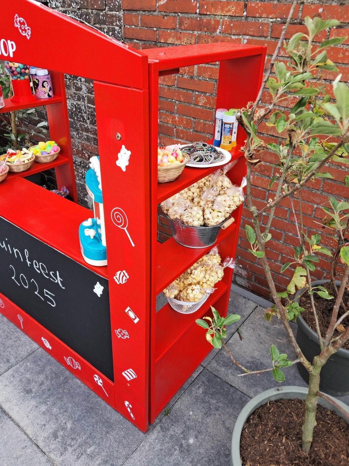 Houten winkeltje, Ophalen