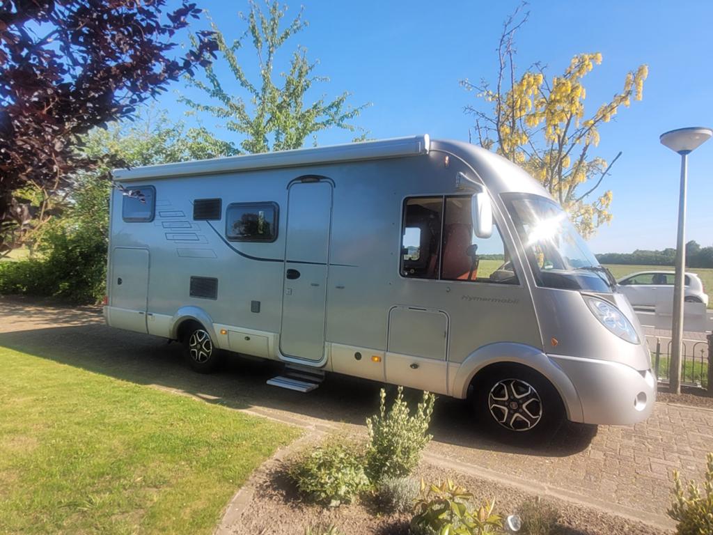 Hymer B 674 CL | Enkele bedden | Hefbed | Nieuwe bekleding, Caravans en Kamperen, Integraal, Standaard zit, Achteruitrijcamera