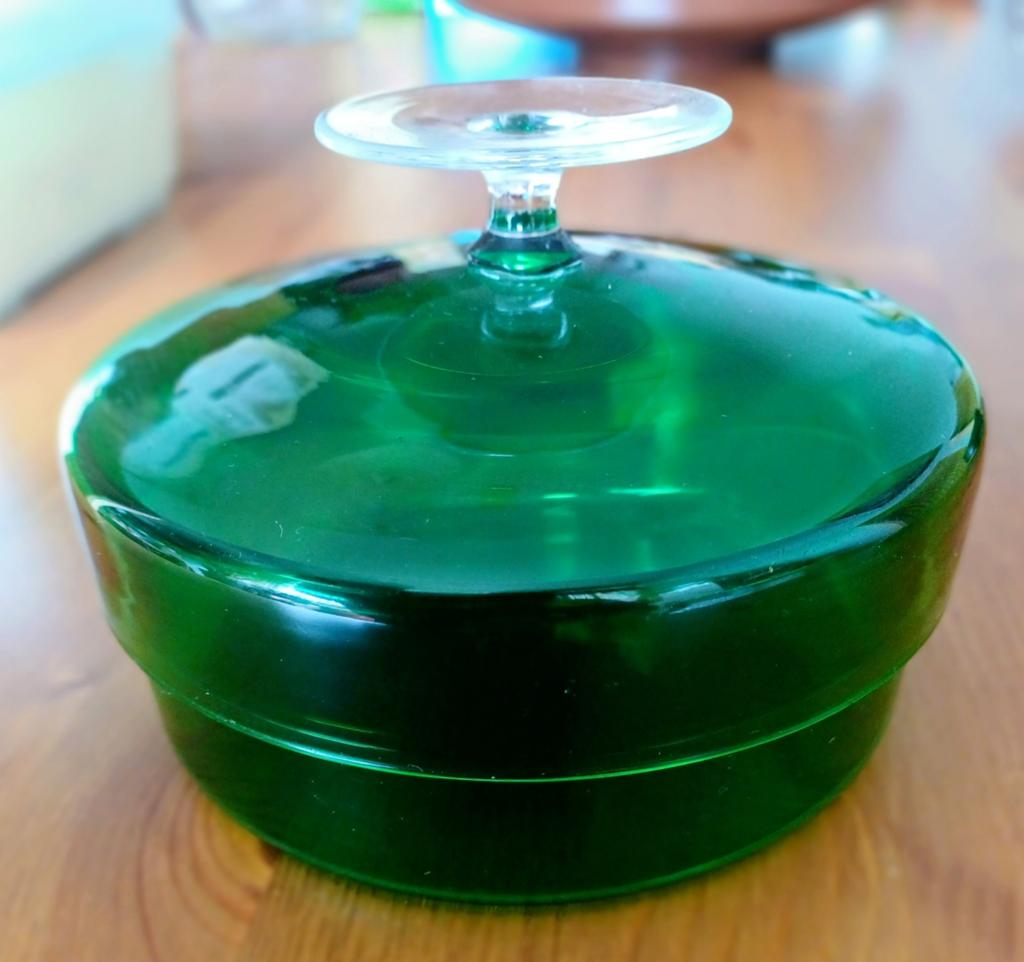 Vintage smaragdgroene glazen bonbonnière, Ophalen